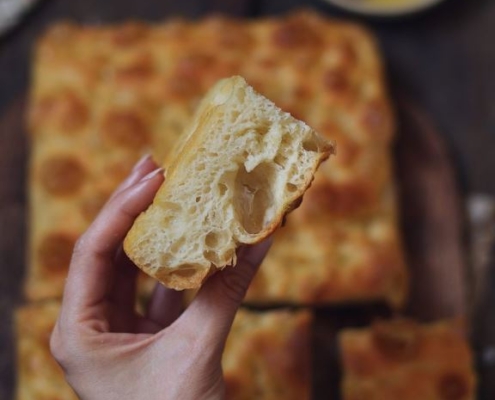 focaccia in mano