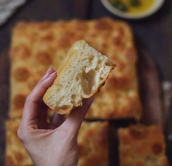 focaccia in mano